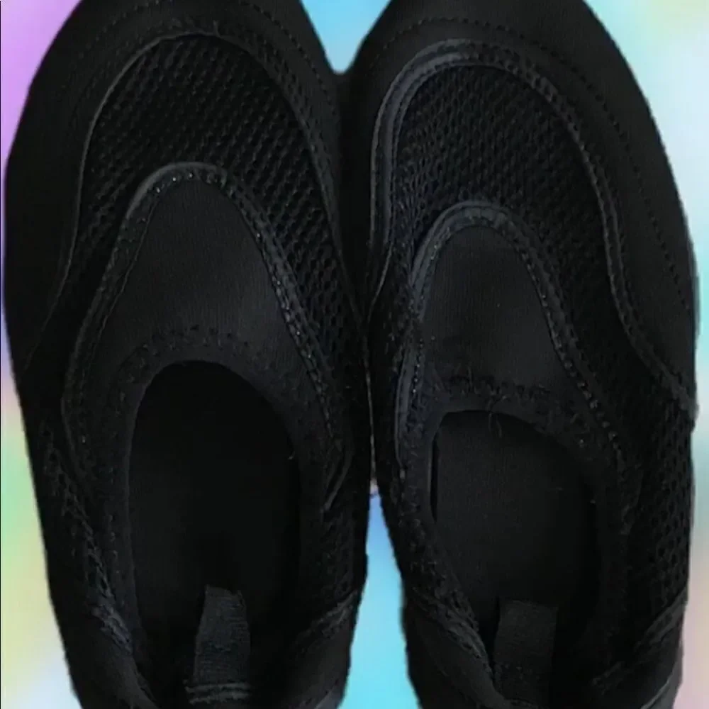 Boys Size Small (5/6) Swim Shoes 👟